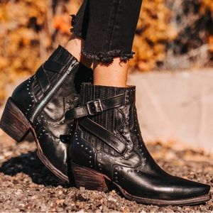 Freebird Morgan ankle booties new with box.